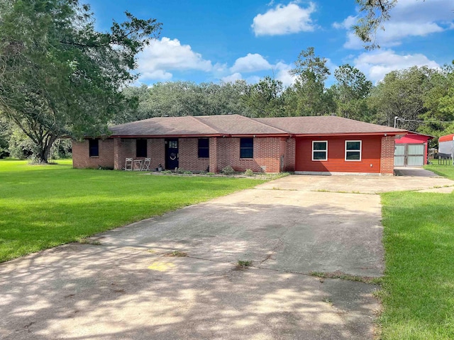 ranch-style house featuring a front lawn