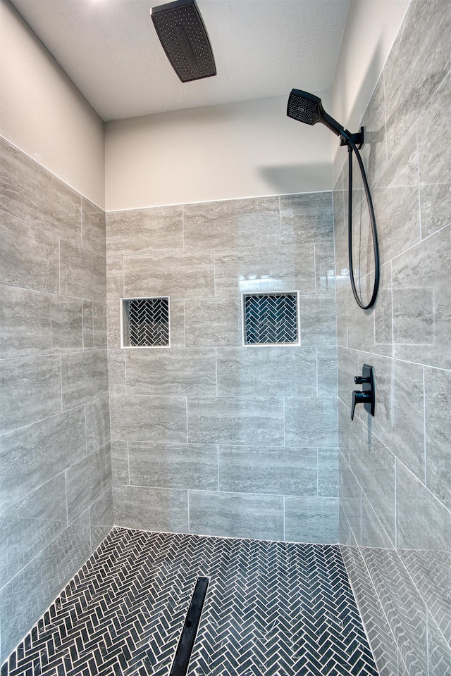 full bath with tiled shower