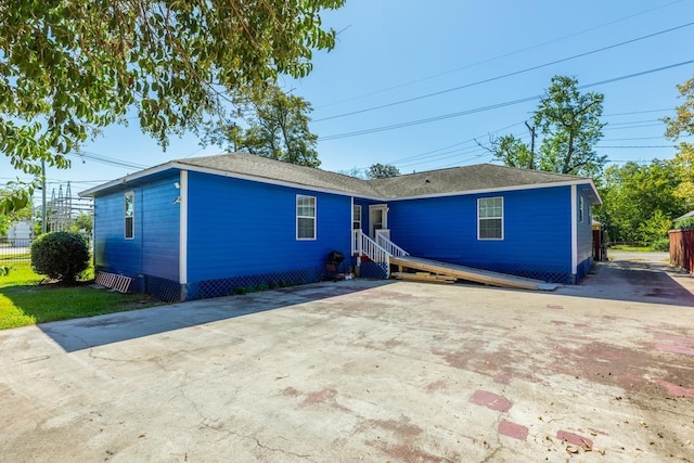 1007 Ewing St, Beaumont, TX 77701 - manufactured / mobile home with driveway and fence
