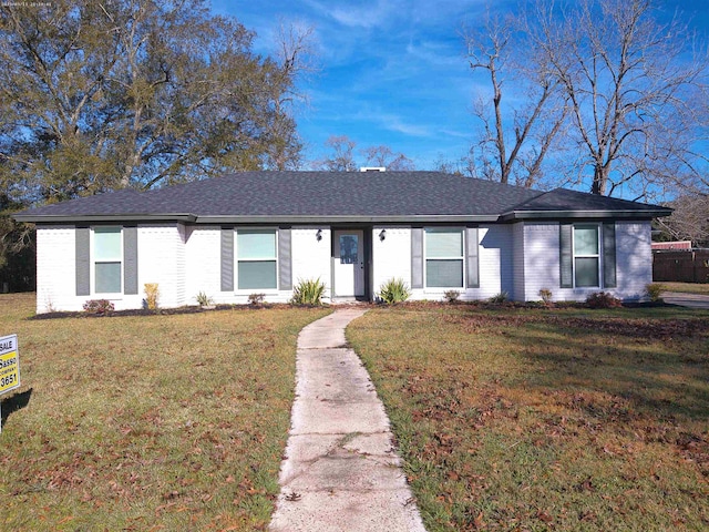 ranch-style home featuring a front lawn