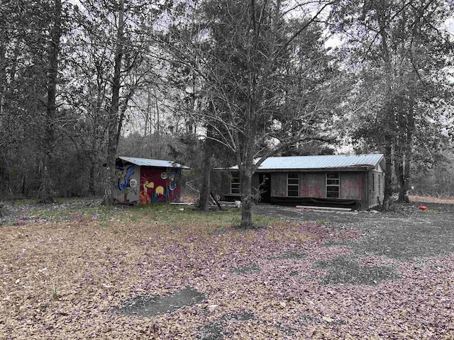 view of yard featuring a shed