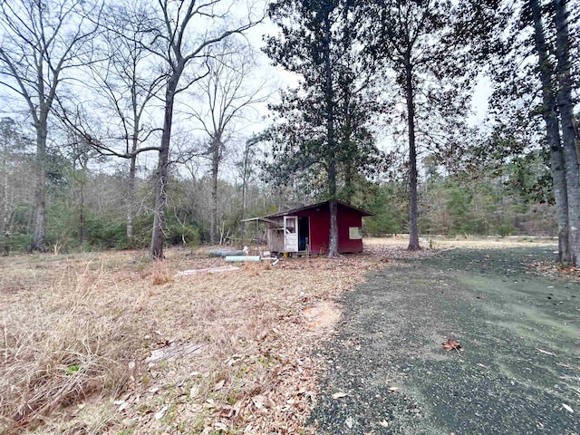 view of yard with an outbuilding