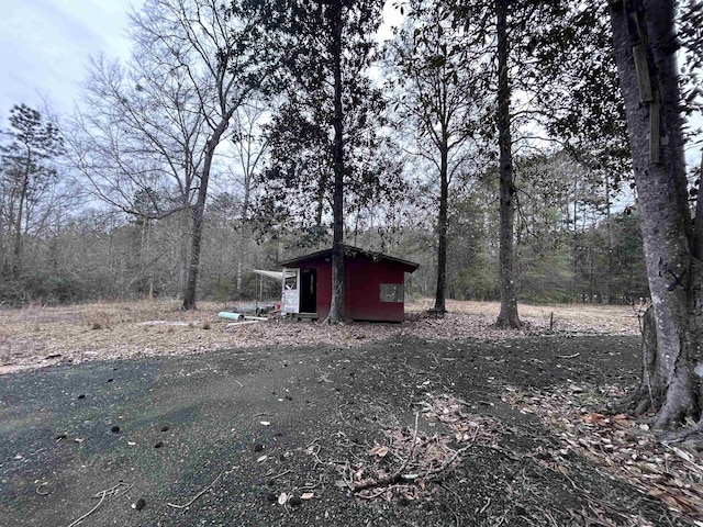 view of yard featuring an outbuilding