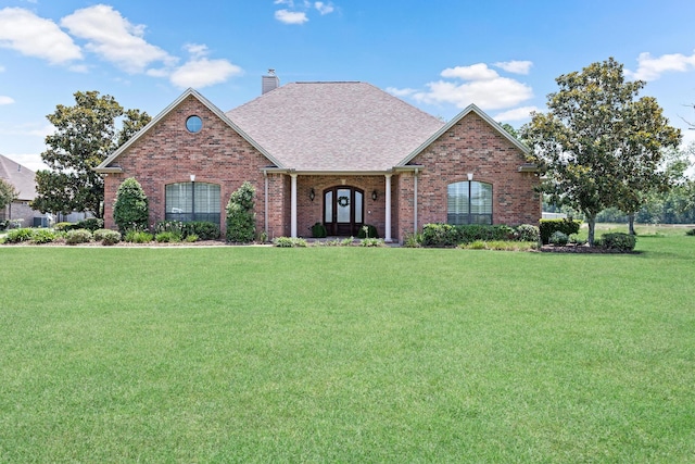 view of front of property featuring a front lawn