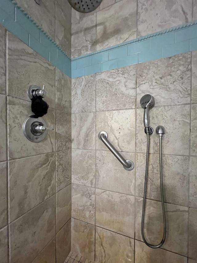 bathroom featuring tiled shower