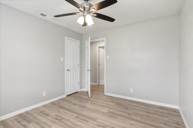 empty room featuring light wood-type flooring and ceiling fan