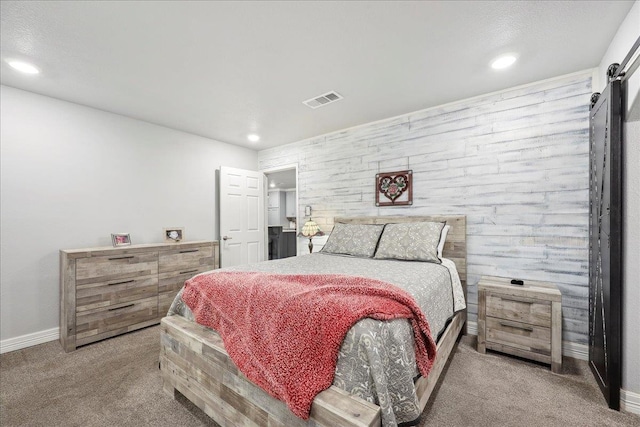 bedroom with visible vents, recessed lighting, a barn door, carpet floors, and baseboards