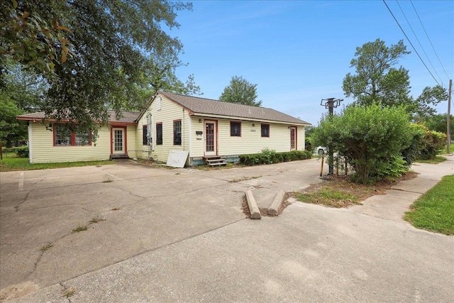 ranch-style house with entry steps