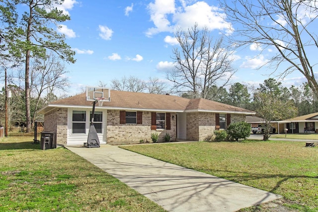 ranch-style home featuring a front lawn