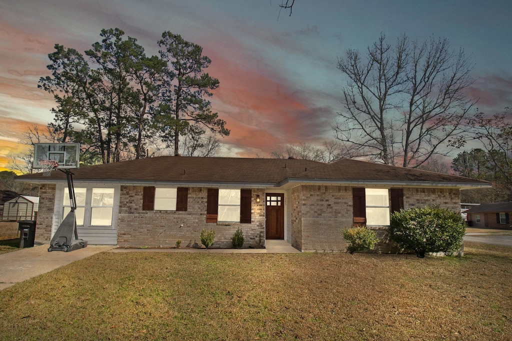 view of front of property with a yard