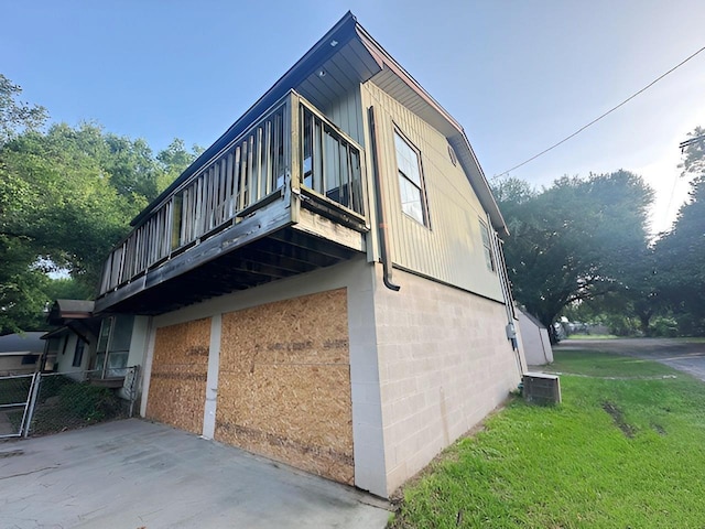 849 Dillon Dr, Silsbee, TX 77656 - view of property exterior featuring a lawn and concrete block siding