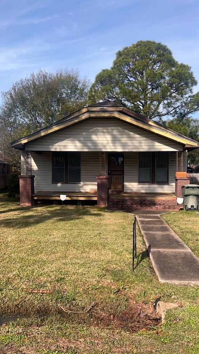 view of front of property with a front lawn