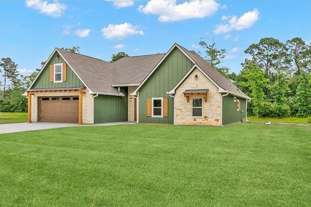 craftsman house featuring a front lawn