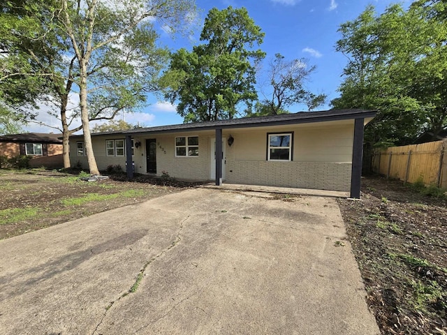3435 Kenwood Dr, Beaumont, TX 77706 - ranch-style home with fence and brick siding