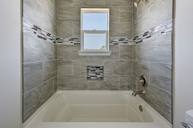 bathroom featuring tiled shower / bath combo