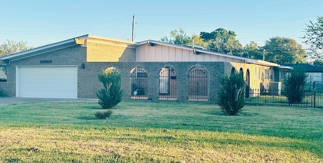 view of front of home featuring a front yard and a garage