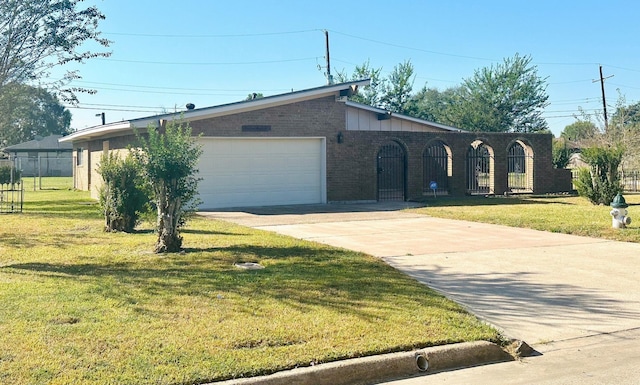 view of front facade featuring a garage and a front lawn