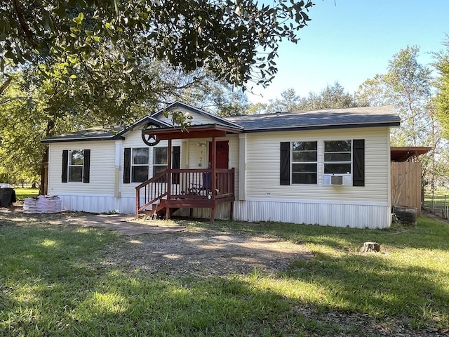 manufactured / mobile home featuring a front yard