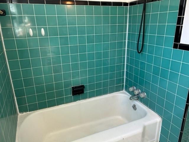 bathroom featuring shower / washtub combination