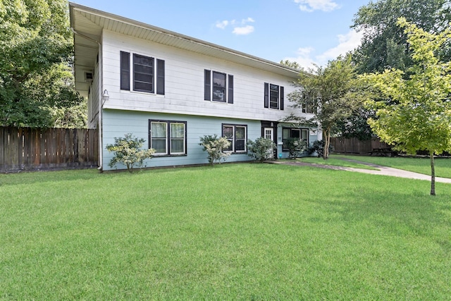 view of front of house featuring a front lawn