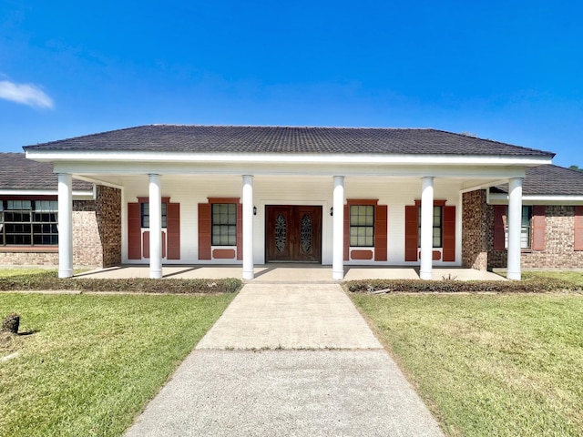 view of front of house featuring a front lawn and covered porch