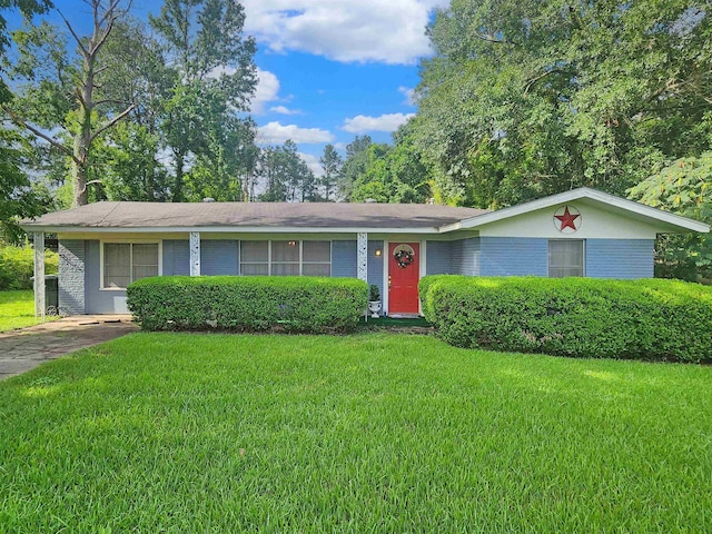 single story home featuring a front lawn