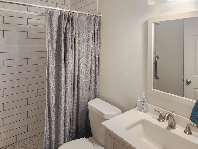 bathroom with toilet, a shower with curtain, and vanity