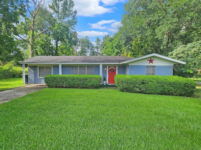 ranch-style house featuring a front yard