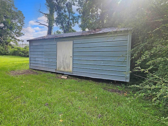 view of outdoor structure with a yard