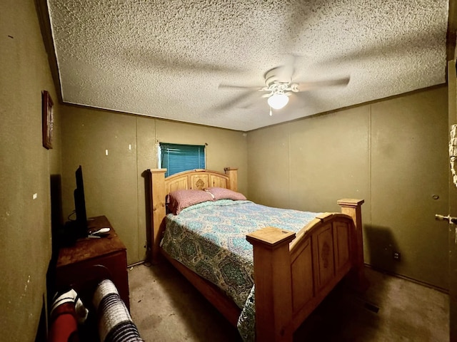 bedroom featuring ceiling fan and a textured ceiling