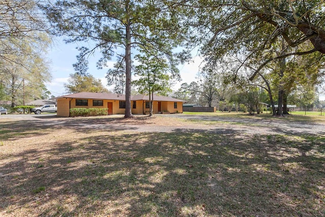 view of front of property featuring a front yard