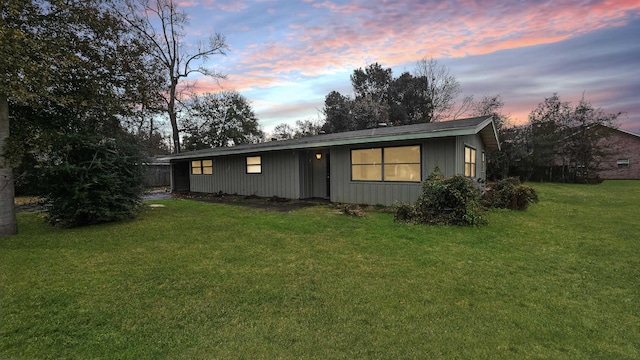 view of front of home featuring a front lawn