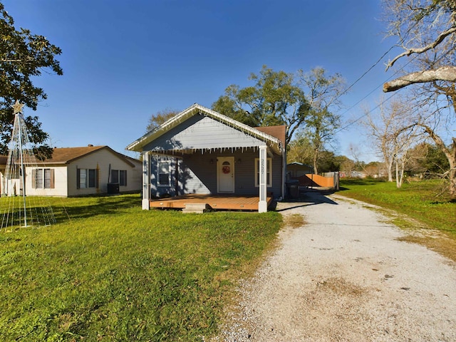 view of front facade with a front lawn