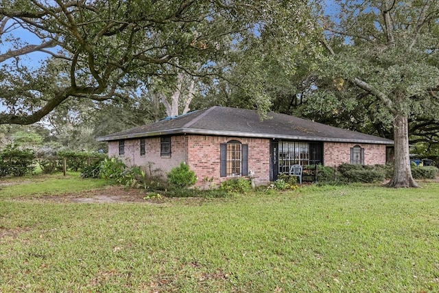 ranch-style house featuring a front lawn