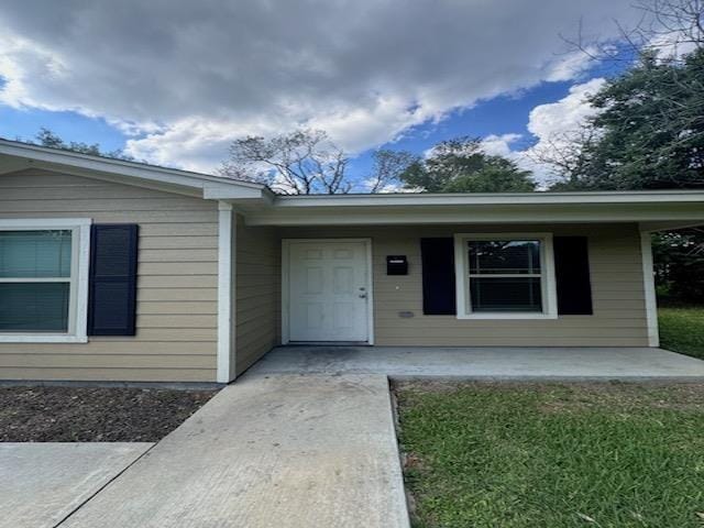 property entrance with covered porch