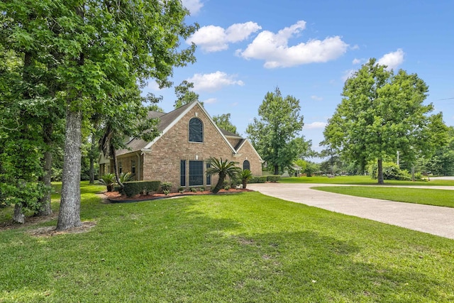 view of front facade with a front lawn