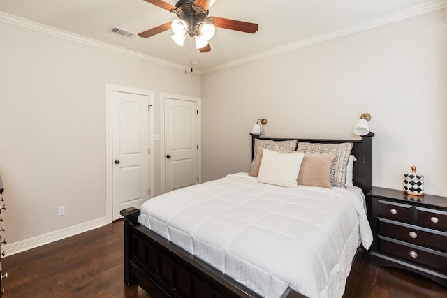 bedroom featuring ceiling fan, dark hardwood / wood-style floors, and crown molding