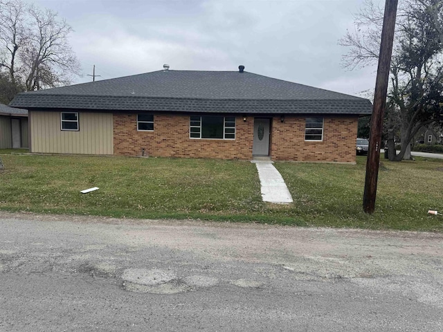 single story home with a front lawn