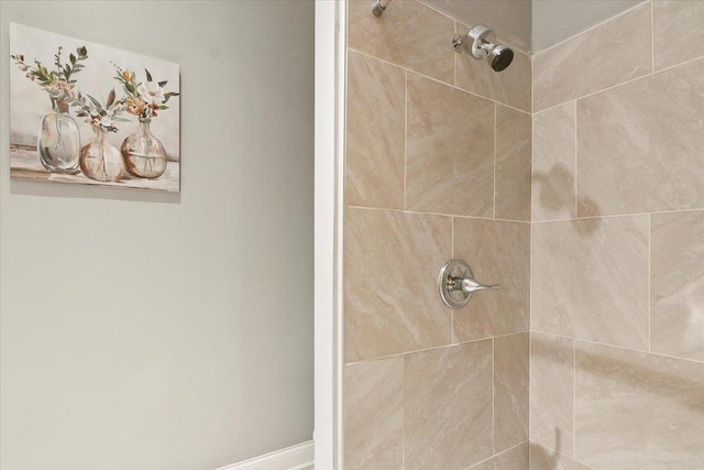 bathroom featuring a tile shower