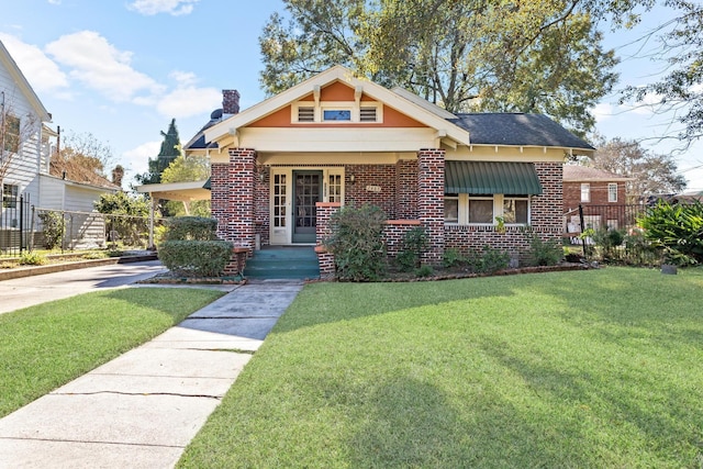 view of front of property featuring a front yard