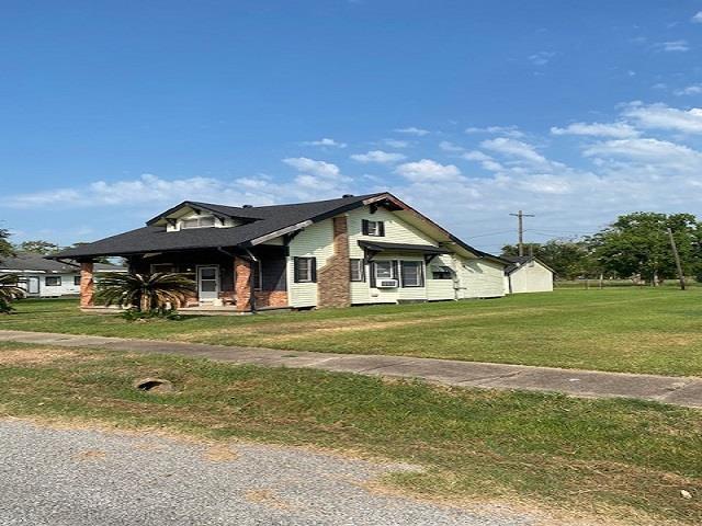 view of front of house with a front lawn