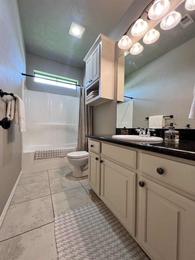 513 Harbor Oaks Dr, Beaumont, TX 77706 - full bath featuring toilet, shower / bath combination with curtain, vanity, baseboards, and a textured ceiling