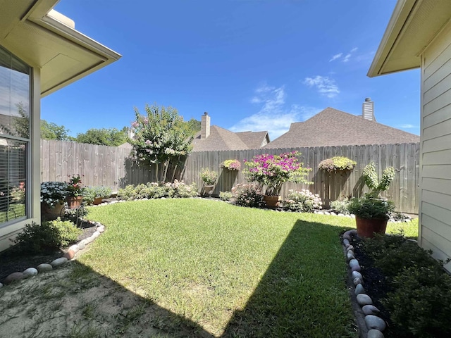 513 Harbor Oaks Dr, Beaumont, TX 77706 - view of yard