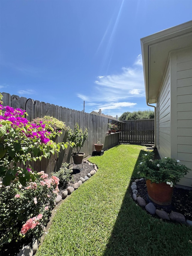 513 Harbor Oaks Dr, Beaumont, TX 77706 - view of yard