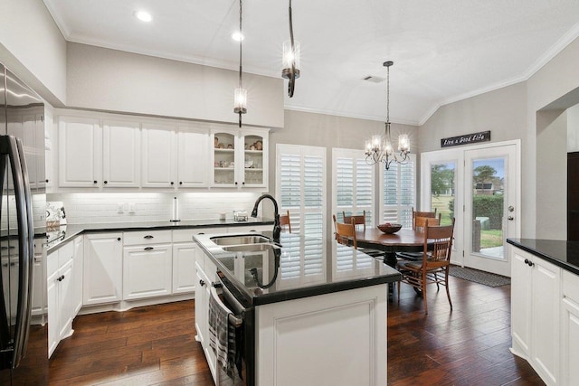 kitchen featuring white cabinets, sink, backsplash, dark hardwood / wood-style floors, and a kitchen island with sink