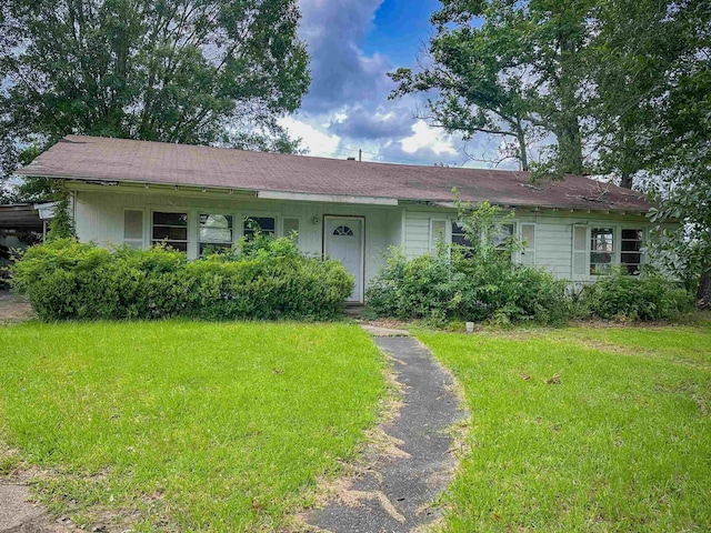 3 Inwood Cir Unit B, Orange, TX 77630 - ranch-style house with a front lawn