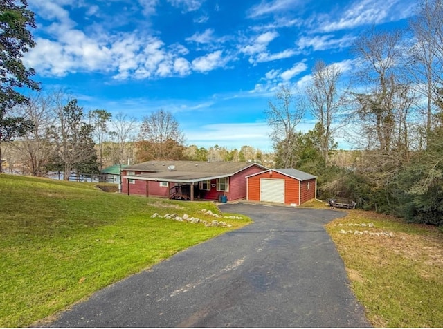 ranch-style home featuring a front lawn