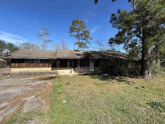 single story home featuring a front lawn