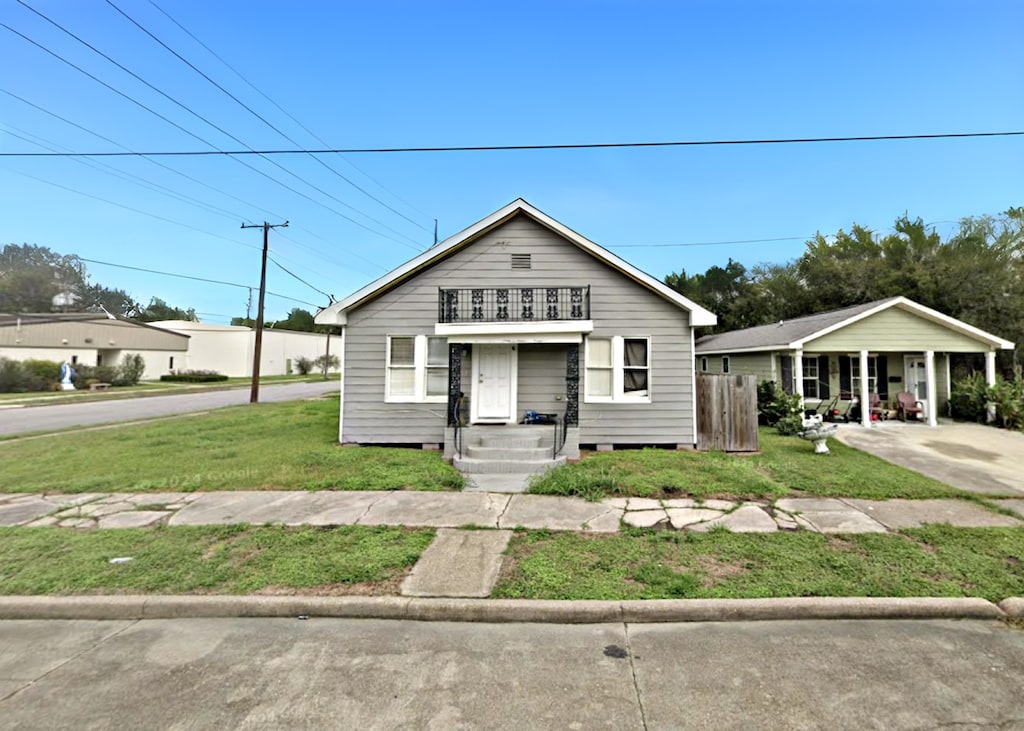 bungalow-style house featuring a front yard