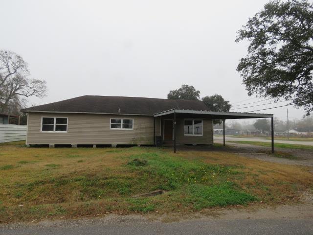 view of front of house with a carport